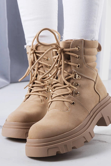 Beżowe botki na masywnej...