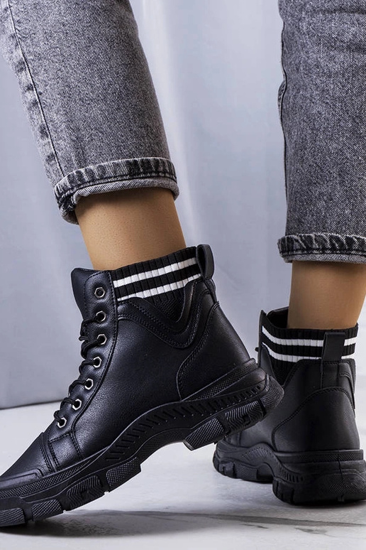 Czarne ocieplane botki Innes