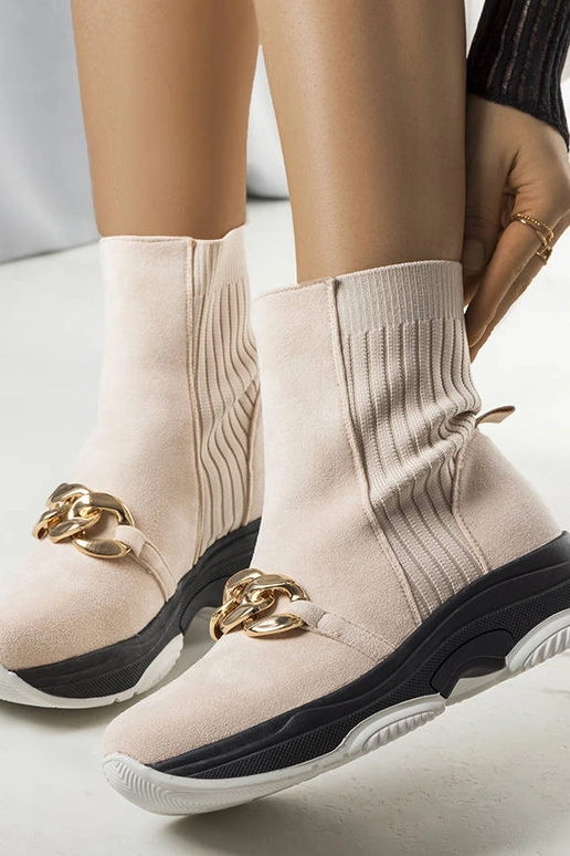 Beżowe ocieplane botki z łańcuchem...