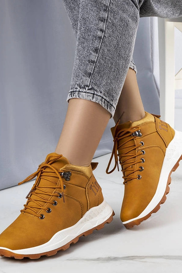Beige insulated boots with chain Harrison 2