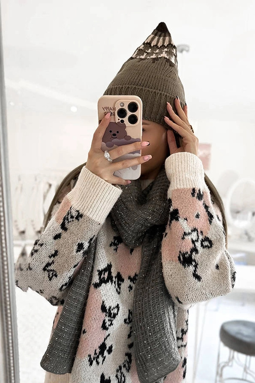 Women's maroon beanie with pompom Maysan