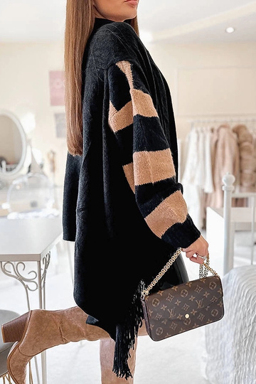 Czarna narzutka z frędzlami... 2