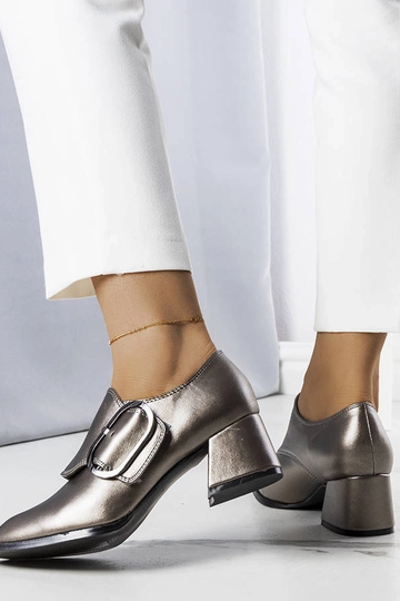 Szare czółenka na słupku... 2