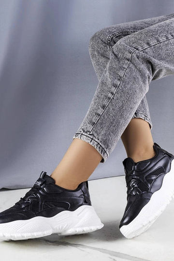 Czarne sneakersy na masywnej podeszwie Lorene