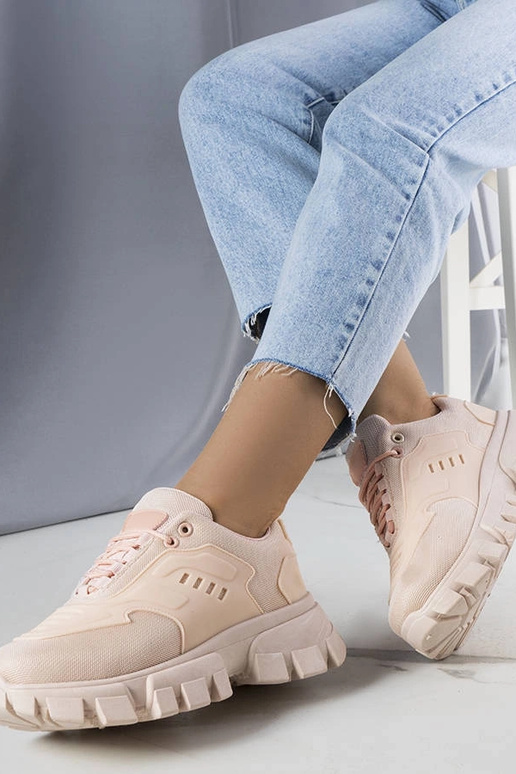 Różowe sneakersy na masywnej...