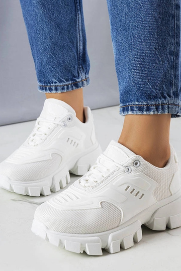 Białe sneakersy na masywnej...