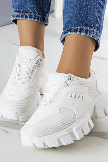 Białe sneakersy na masywnej... 2