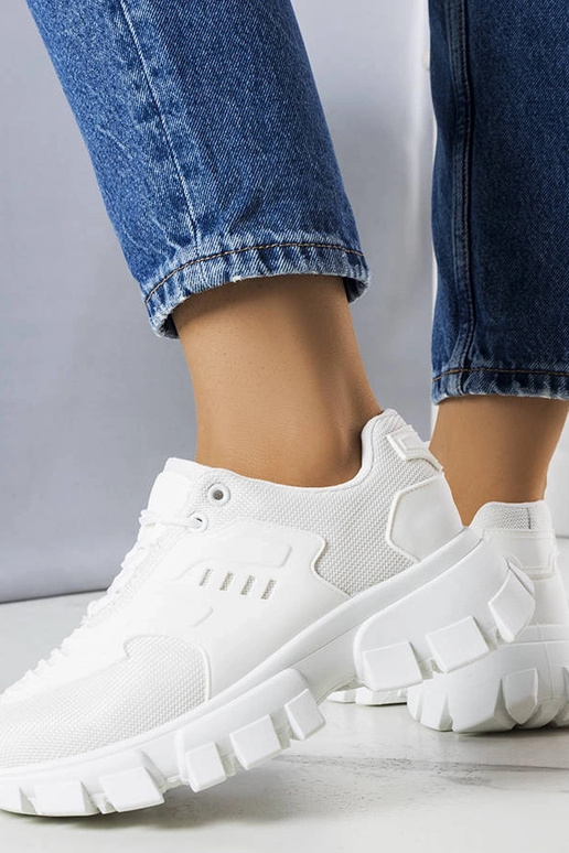 Białe sneakersy na masywnej podeszwie...