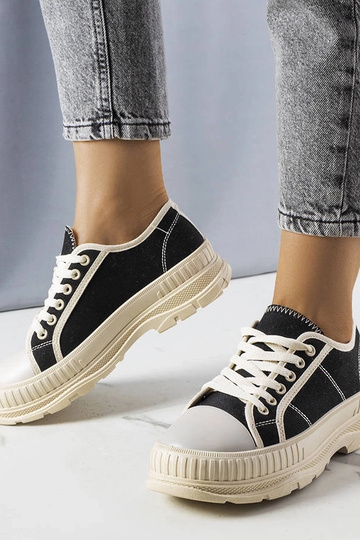 Black trainers Beat