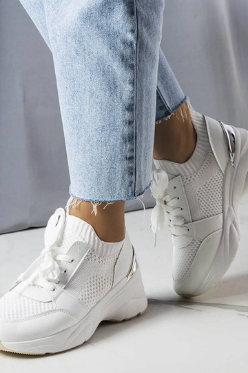 Białe sneakersy na koturnie...