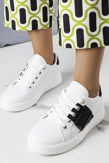 Białe sneakersy zdobione...