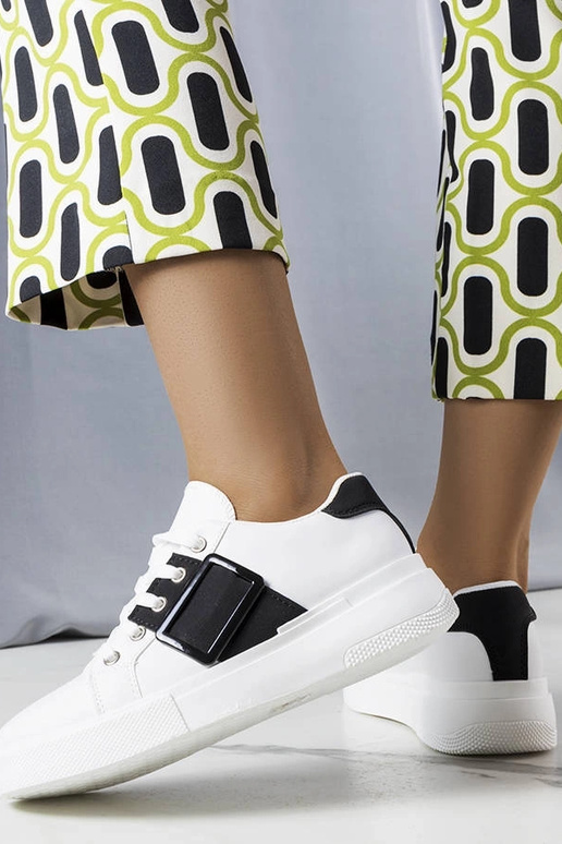 Białe sneakersy zdobione czarną...