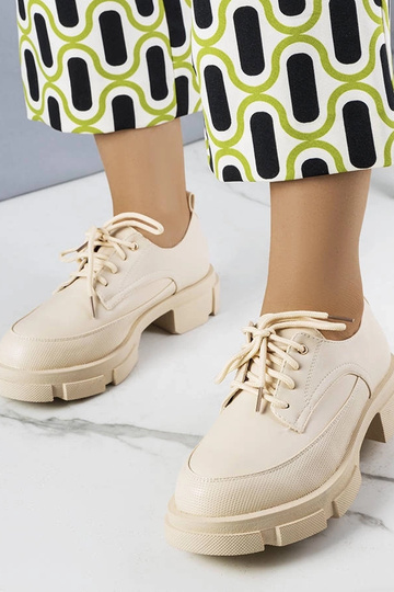 Beżowe półbuty na masywnej...