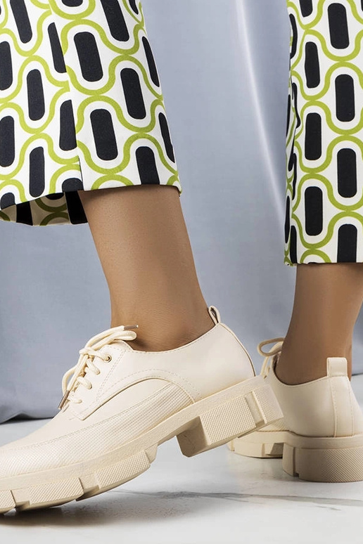 Beżowe półbuty na masywnej podeszwie Kay