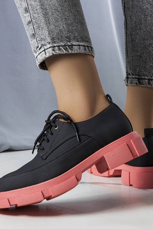 Czarne półbuty na masywnej podeszwie Kay