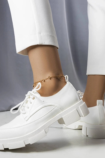 Białe półbuty na masywnej...