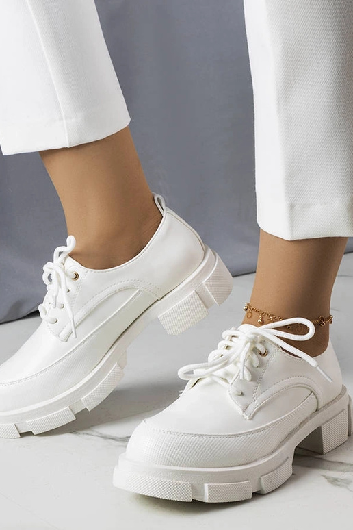 Białe półbuty na masywnej podeszwie Kay