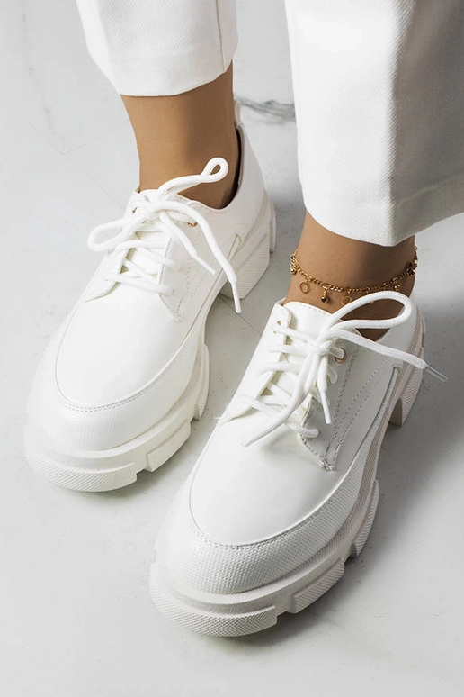 Białe półbuty na masywnej podeszwie Kay