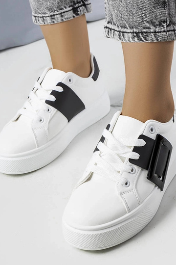 Białe sneakersy zdobione czarną klamerką Toni