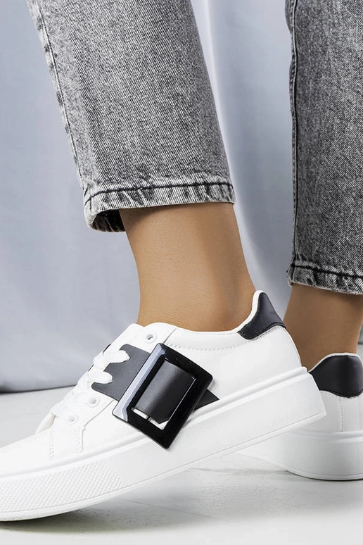 Białe sneakersy zdobione czarną...