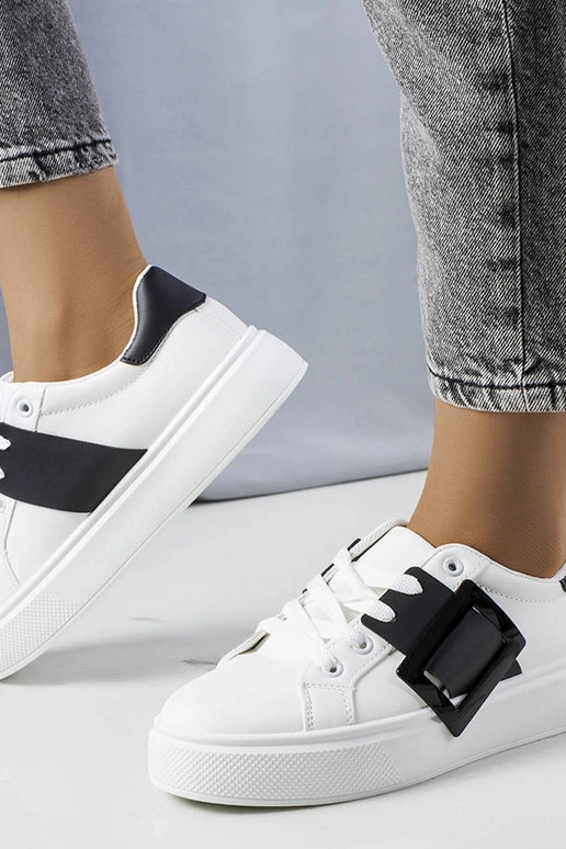 Białe sneakersy zdobione czarną...
