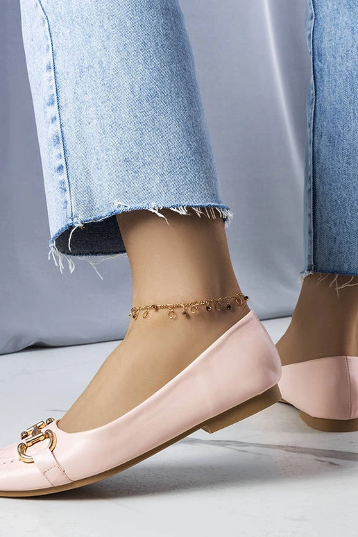 Różowe balerinki ze złotym zdobieniem...