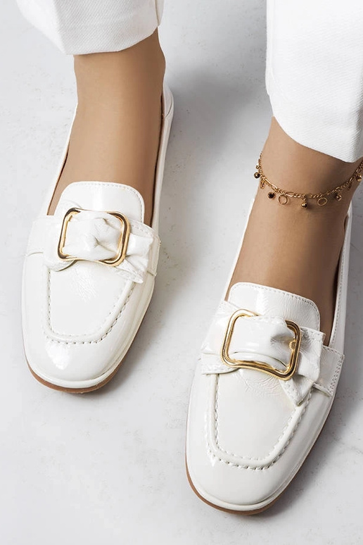 Białe lakierowane mokasyny z klamrą...