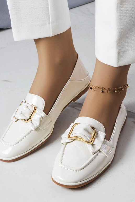 Białe lakierowane mokasyny z klamrą...