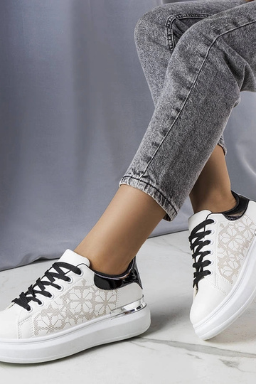Biało-czarne sneakersy zdobione perforacją Erin 2