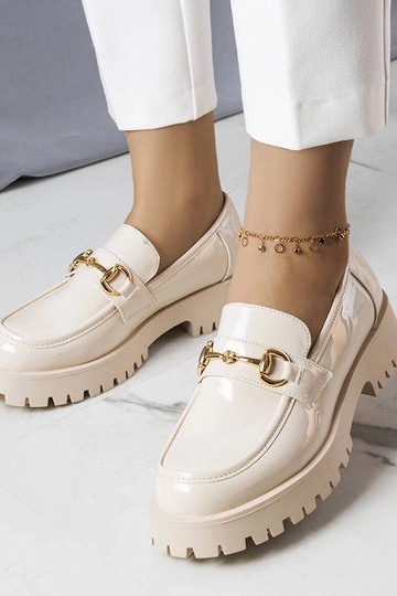 Beżowe lakierowane półbuty...