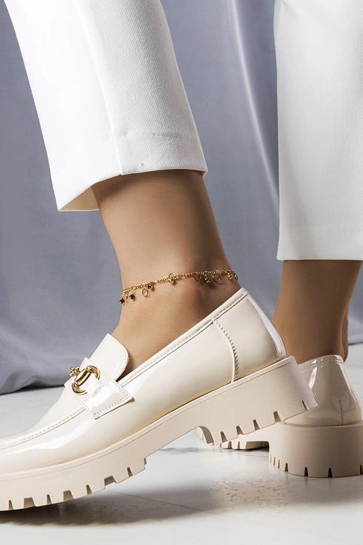 Beżowe lakierowane półbuty Simard