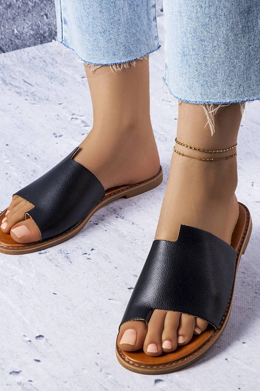 Czarne klapki z nieregularną cholewką...