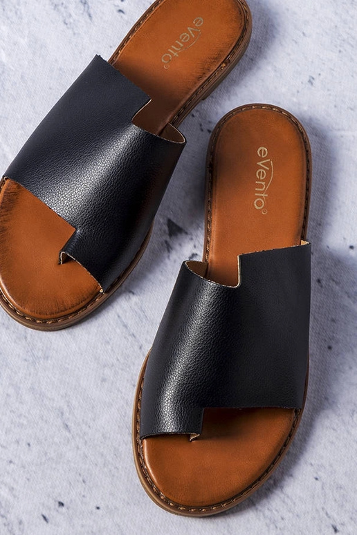 Czarne klapki z nieregularną cholewką...