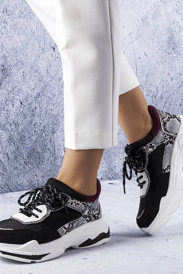 Czarne sneakersy zdobione...