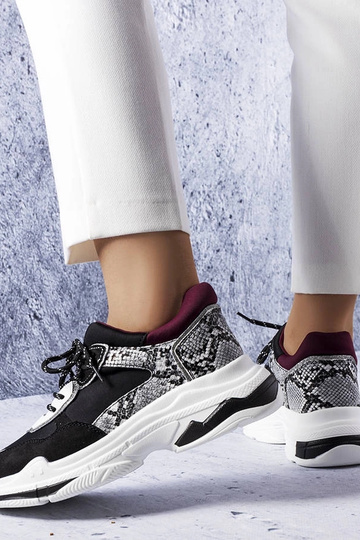 Czarne sneakersy zdobione... 2