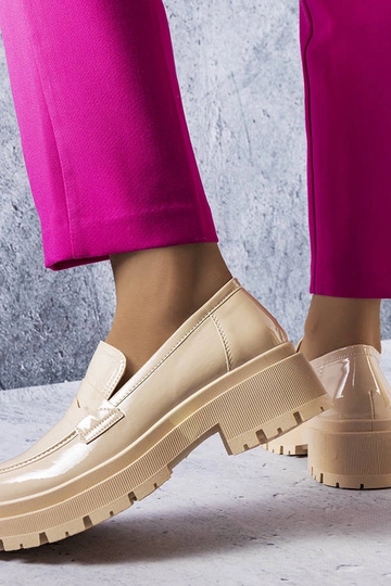 Beżowe lakierowane półbuty... 2