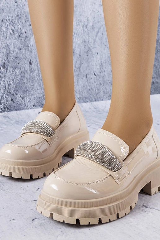 Beżowe lakierowane półbuty z...