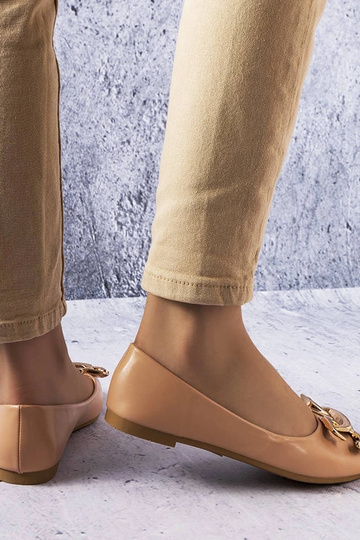 Ciemnobeżowe balerinki ze... 2