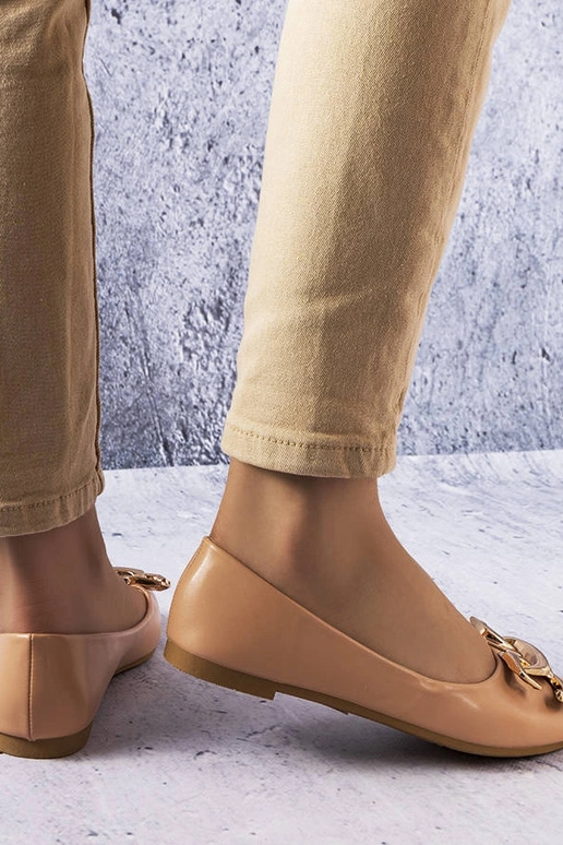 Ciemnobeżowe balerinki ze zdobieniem...