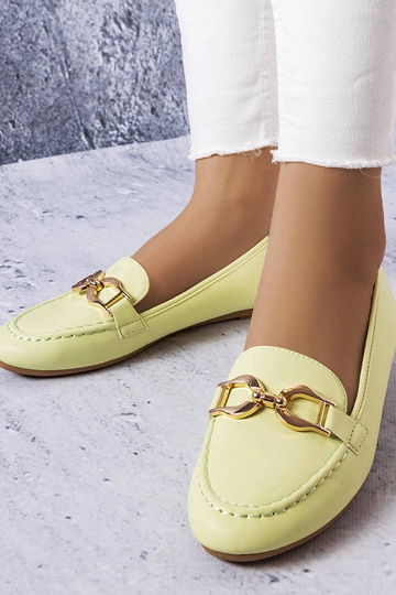 Zielone mokasyny z klamerką...