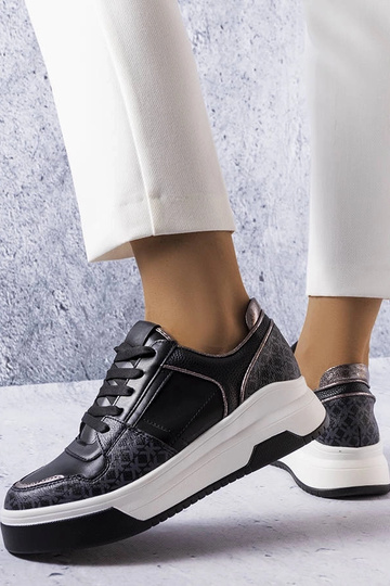 Czarne sneakersy zdobione...