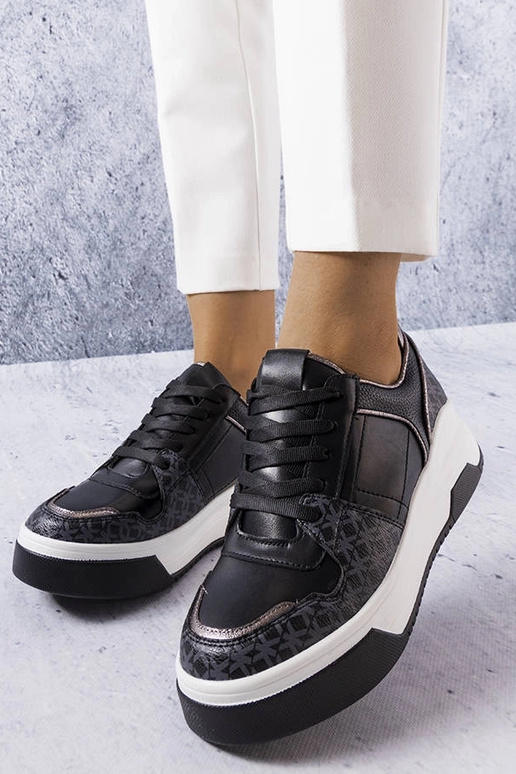 Czarne sneakersy zdobione monogramem...