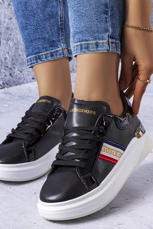 Czarne obuwie z lakierowanymi...