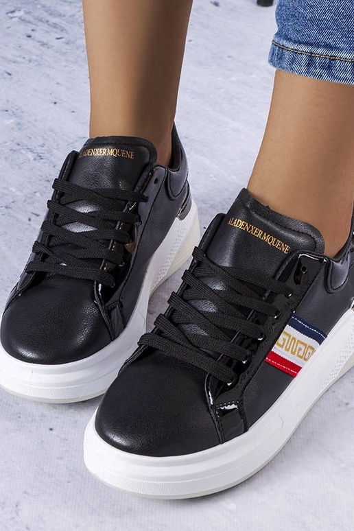 Czarne obuwie z lakierowanymi...