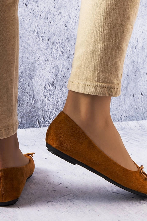 Brązowe balerinki z lakierowanym...