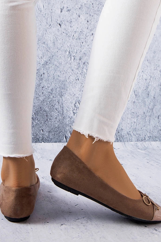 Brązowe balerinki z lakierowanym...