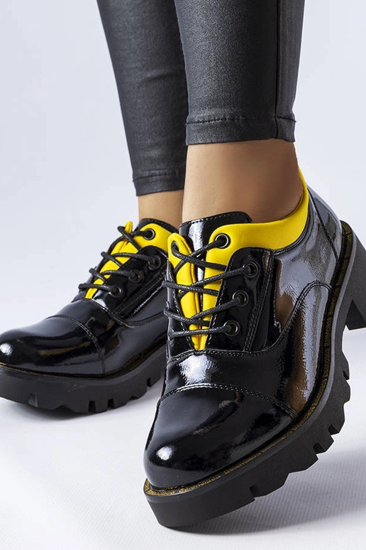 Czarno-żółte lakierowane półbuty...