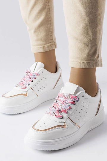 Białe sneakersy wiązane...