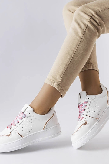 Białe sneakersy wiązane... 2