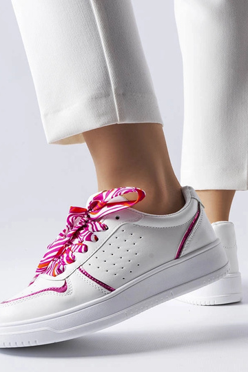 Białe sneakersy wiązane... 2